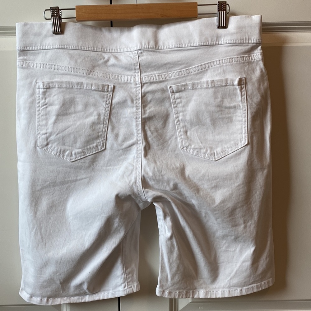 Gloria Vanderbilt Shorts - Picture 2 of 6